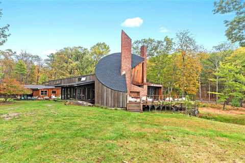 Jimi Hendrix Once Played at This Curvy $3.5M Woodstock Home