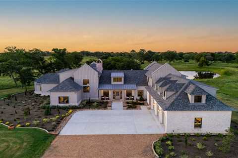 Wide-Open Land Surrounds This New Texas Build Seeking $3.4M